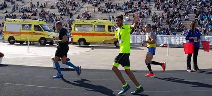 Μαραθωνοδρόμος έκανε πρόταση γάμου στο κορίτσι του στον τερματισμό -Με το δαχτυλίδι στο χέρι (εικόνες)